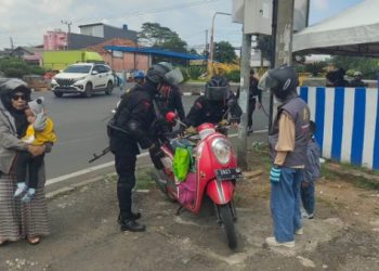 Sigap, Brimob Jabar Bantu Pemudik Motor yang Mogok di Jalur Purwakarta–Karawang