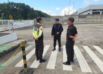Anggota Brimob Jabar Berikan Arahan kepada Security Pabrik di Karawang