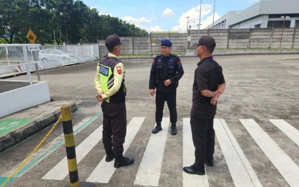 Anggota Brimob Jabar Berikan Arahan kepada Security Pabrik di Karawang
