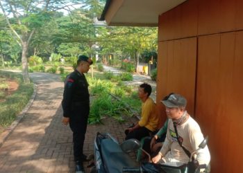 Anggota Brimob Jabar Sampaikan Arahan Kamtibmas Kepada Warga Tajug Gede Purwakarta