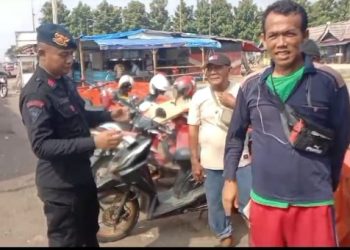 Sambangi Warga Cikopo Purwakarta, Anggota Brimob Jabar Sampaikan Pesan Kamtibmas