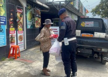 Jumat Berkah, Brimob Polda Bagi-Bagi Makan Gratis di Sumedang