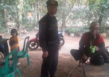 Anggota Brimob Jabar Berikan Arahan Kamtibmas kepada Warga di Purwakarta