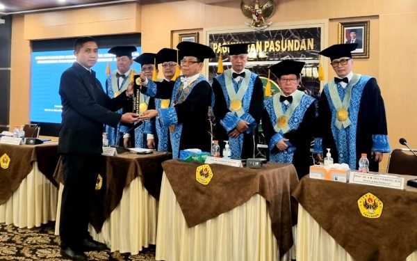 Luar Biasa, Kombes Pol Adi Sumirat Raih Gelar Doktor dengan Predikat Cumlaude