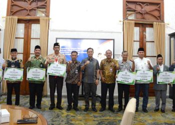 Bupati Cilacap Serahkan Rp 23,8 Miliar Bantuan Dana Hibah Daerah
