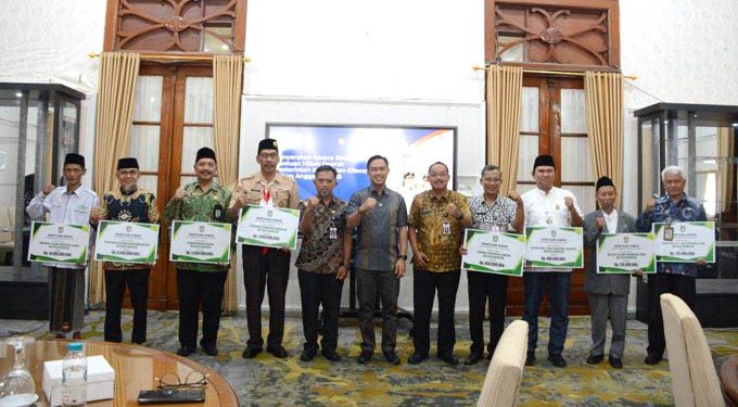 Bupati Cilacap Serahkan Rp 23,8 Miliar Bantuan Dana Hibah Daerah
