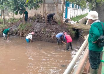 Pekerja DPUTR Bersihkan Lumpur dan Sampah di Bawah Jembatan Jalan Raya Laswi Majalaya 