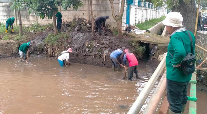 Pekerja DPUTR Bersihkan Lumpur dan Sampah di Bawah Jembatan Jalan Raya Laswi Majalaya 