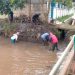Pekerja DPUTR Bersihkan Lumpur dan Sampah di Bawah Jembatan Jalan Raya Laswi Majalaya