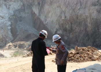 Sat Brimob Polda Jabar Terjunkan Personel Bantu Proses Evakuasi Korban Longsor Cirebon