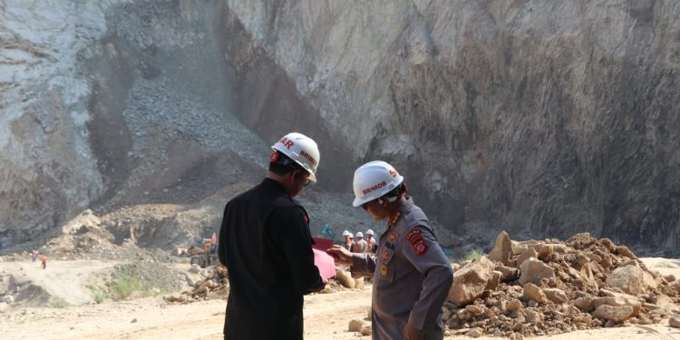 Sat Brimob Polda Jabar Terjunkan Personel  Bantu Proses Evakuasi Korban Longsor Cirebon