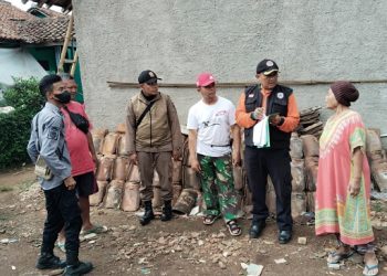 Pemerintah Kecamatan Majalaya dan BPBD Tinjau Rumah Warga yang Ambruk di Kampung Sukaasih