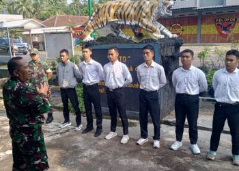 Anggota Koramil 2501/Parigi Gembleng Calon Prajurit TNI
