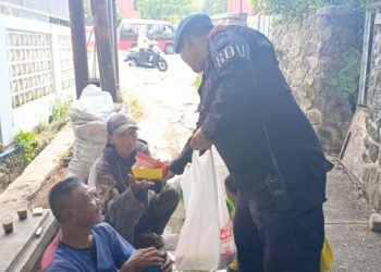 Jum’at Berkah, Sat Brimob Polda Jabar Rutin Bagi-bagi Makan Gratis