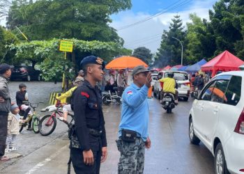 Anggota Brimob Jabar Jaga Kamtibmas di Kawasan Wisata Cipanas Cianjur