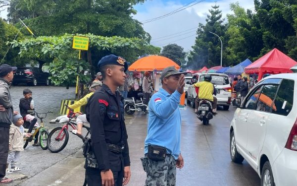 Anggota Brimob Jabar Jaga Kamtibmas di Kawasan Wisata Cipanas Cianjur
