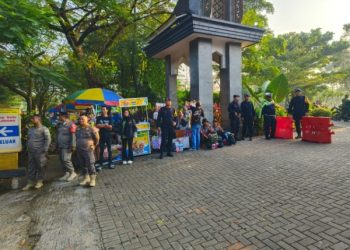 Anggota Brimob Jabar Kawal Pengamanan Pelepasan Calon Jemaah Haji Kab. Purwakarta