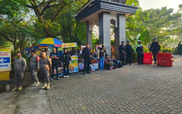 Anggota Brimob Jabar Kawal Pengamanan Pelepasan Calon Jemaah Haji Kab. Purwakarta