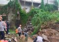 Reaksi Cepat, Tim SAR Brimob Jabar Bantu Warga Cianjur Evakuasi Reruntuhan Tembok Pasca Diguyur Hujan