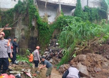 Reaksi Cepat, Tim SAR Brimob Jabar Bantu Warga Cianjur Evakuasi Reruntuhan Tembok Pasca Diguyur Hujan