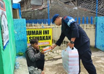 “Jumat Berkah”, Anggota Satbrimob Polda Jabar Rutin Bagikan Ratusan Makanan Gratis Kepada Warga