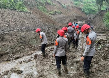SatBrimob Polda Jabar Terjunkan Tim SAR Bantu Pencarian Korban Banjir Bandang di Lembang