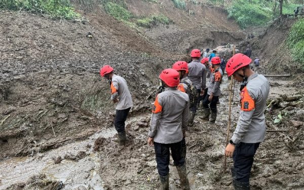 SatBrimob Polda Jabar Terjunkan Tim SAR Bantu Pencarian Korban Banjir Bandang di Lembang