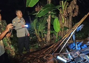 Polisi  Datangi Rumah Warga Randukuning Ciamis yang Ambruk Termakan Usia
