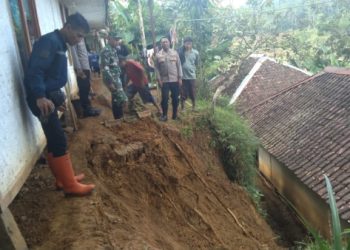 Polisi  Cek TKP Tanah Longsor dan Pergeseran Tanah di Empat Desa Akibat Diguyur Hujan