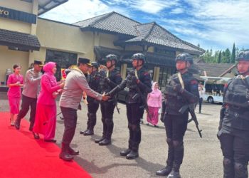 Tim Jarmat Brimob Polda Jabar Laksanakan Jajar Hormat Dalam Sertijab Kasespim Lemdiklat Polri