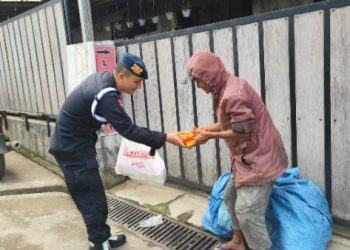 Satbrimob Polda Jabar Gelar Jumat Berkah: Bagikan Makanan Gratis kepada Warga Jatinangor