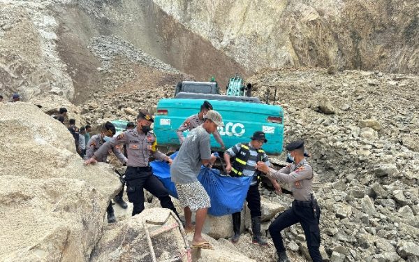 Polda Jabar  Berbela Sungkawa Atas Bencana Longsor di Galian C Gunung Kuda Cirebon