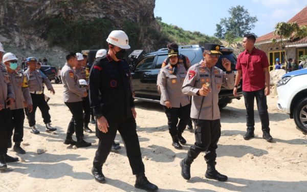 Dampingi Kapolda Dansat Brimob Polda Jabar Tinjau Lokasi Longsor di Gunung Kuda