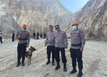 Polda Jabar Kerahkan K9 Bantu Pencarian Korban Longsor di Gunung Kuda Cirebon