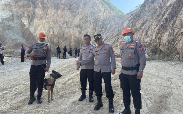 Polda Jabar Kerahkan K9 Bantu Pencarian Korban Longsor di Gunung Kuda Cirebon